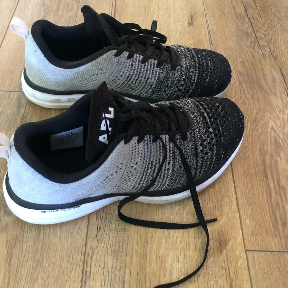 APL women’s techloom pro sneakers 9